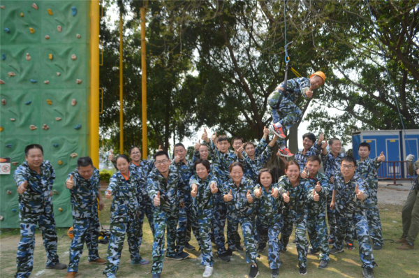 圖為劍喬團隊成功完成“挑戰(zhàn)高空”項目合照